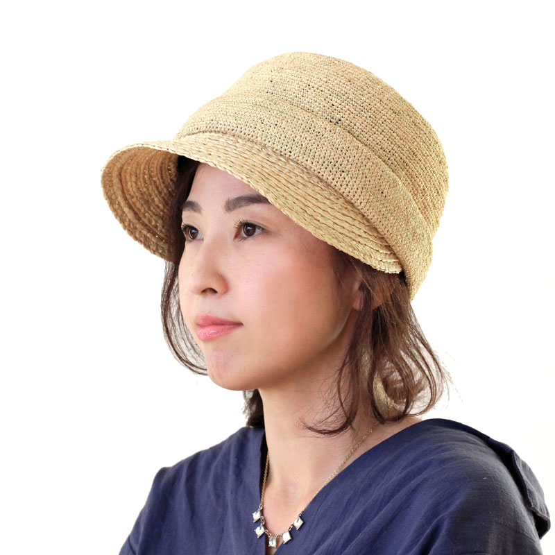 田中帽子店 uk-h063 Mimi ミミ ラフィア キャスケット 57.5cm いつものスタイルをワンランク上の着こなしに 涼しげな素材感と軽さが魅力のラフィア素材でキャスケットを作りました。キャスケットは一見、難易度の高い帽子コーデと思われがちですがお手持ちのボーダーシャツやデニムと合わせるだけで清々しい印象のマニッシュな着こなしができます！シンプルなスタイルにも合わせやすいおすすめアイテムです。
